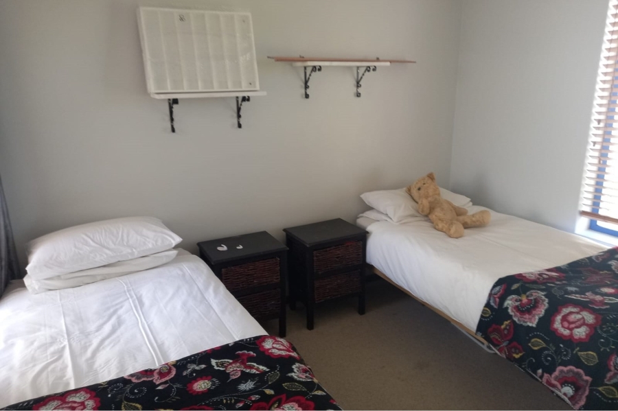 To Let 5 Bedroom Property for Rent in Paradise Beach Western Cape